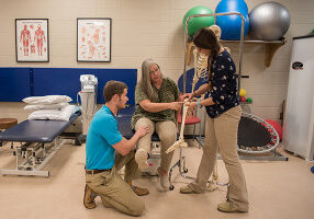 Students helping client in Physical Therapy Clinic.